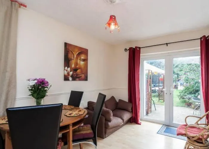 Bright House, Good Connections To Brighton